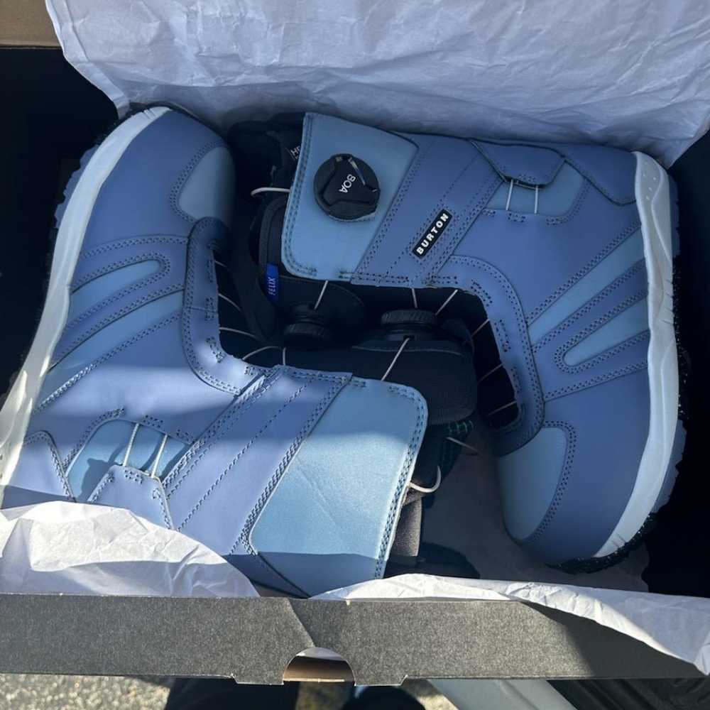 New Burton woman's Felix boa